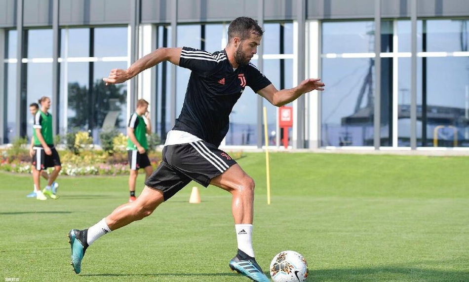 尤文备战揭幕战 C罗青筋暴起