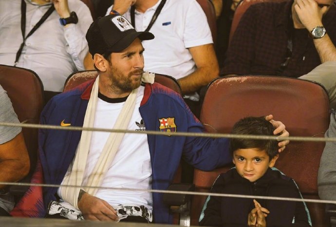 梅西携爱子观战巴萨 萌娃抢镜