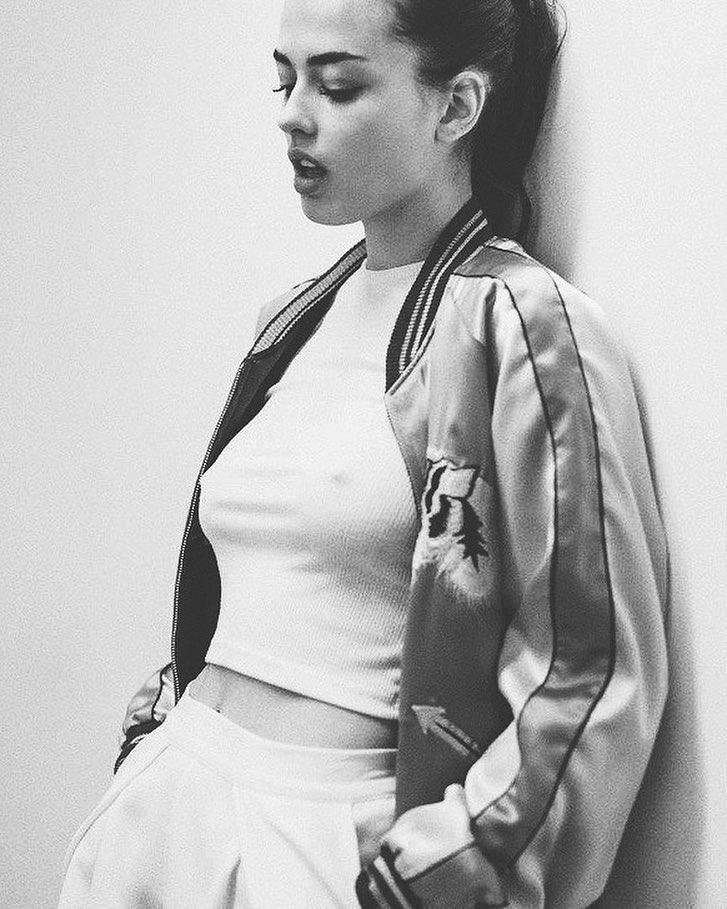 黑丝美腿+香臀 内马尔艳福不浅