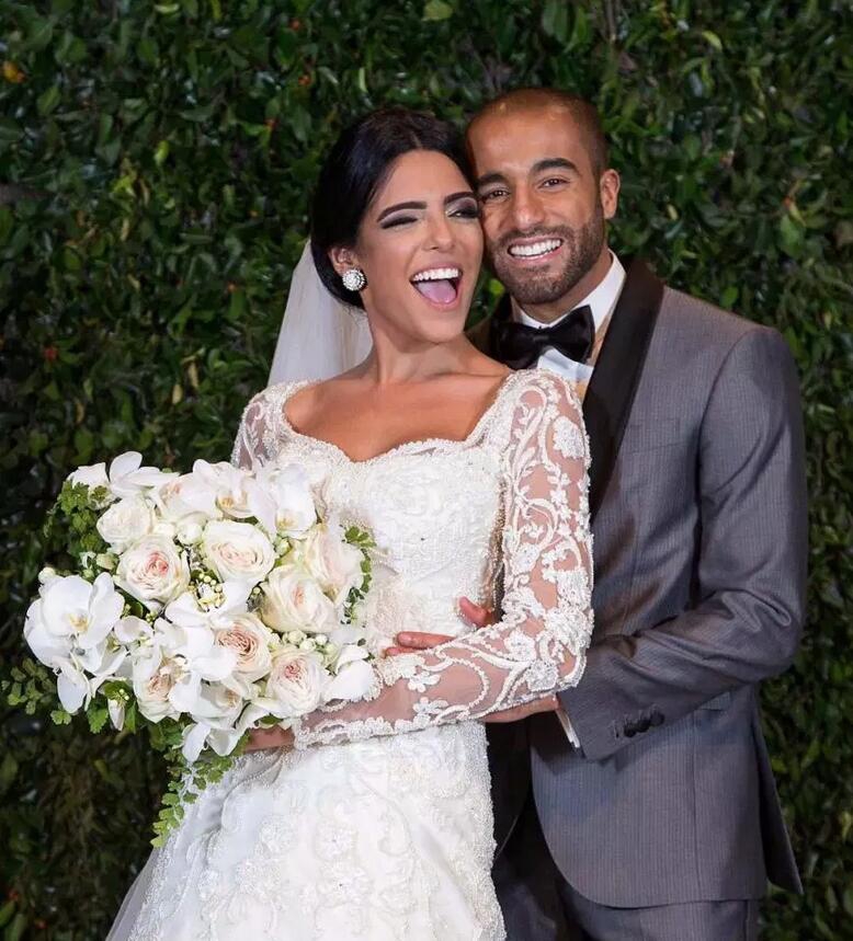 蜂腰美臀！热刺功勋娇妻美翻了