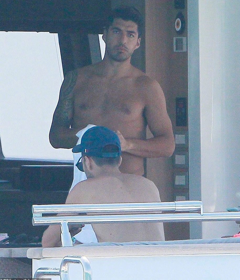 梅西苏神合体度假 携美艳太太团游艇出行