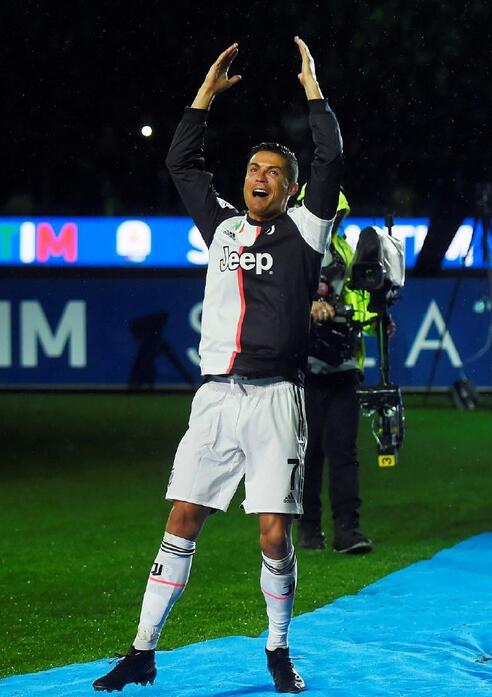 C罗捧杯啦 妈妈身边笑得好乖巧