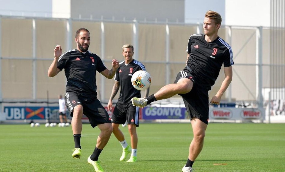 尤文备战揭幕战 C罗青筋暴起