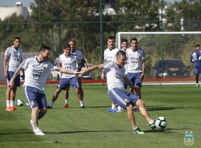 梅西备战生死战 为啥坐地狂笑