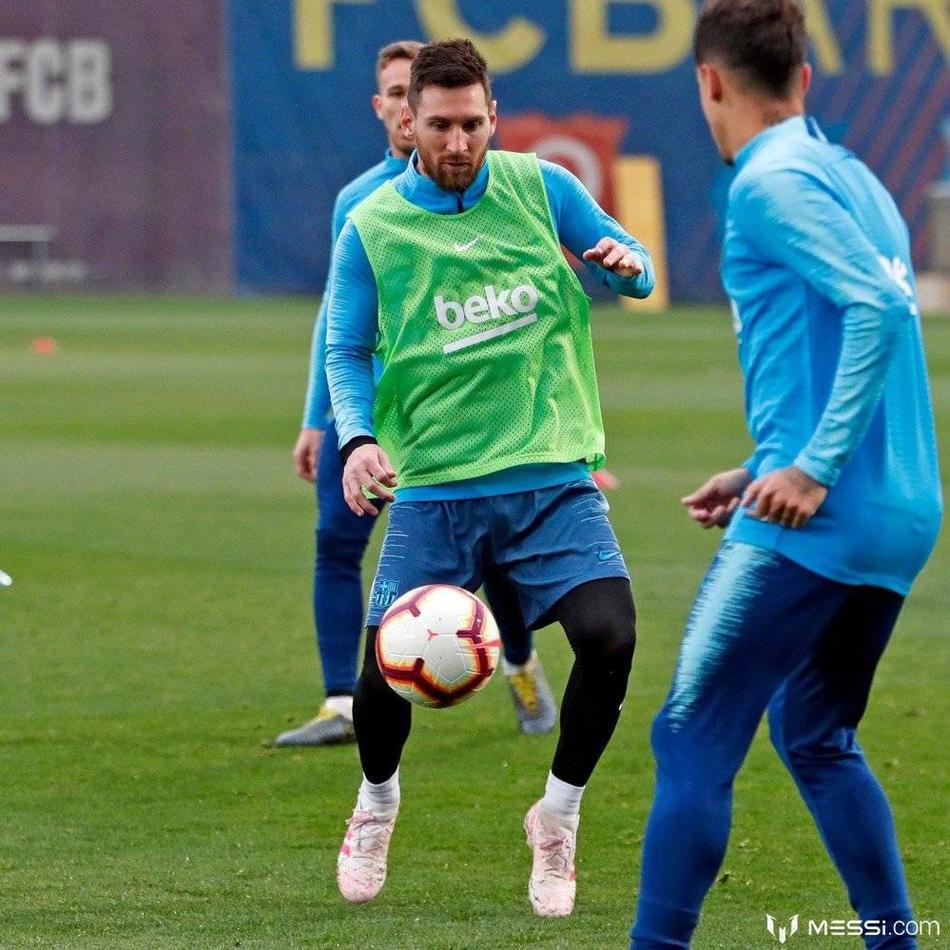 梅西领衔巴萨训练 球鞋颜色太风骚