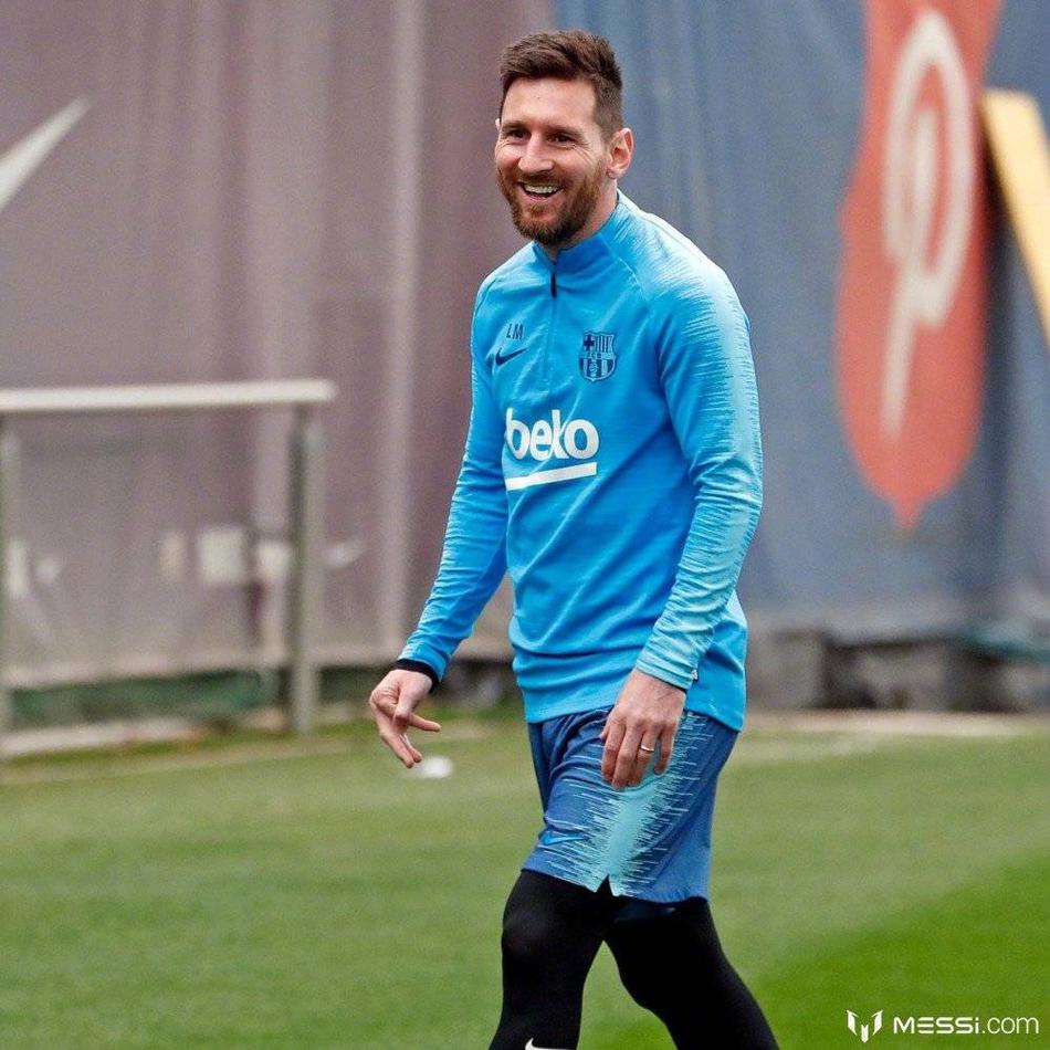 梅西领衔巴萨训练 球鞋颜色太风骚