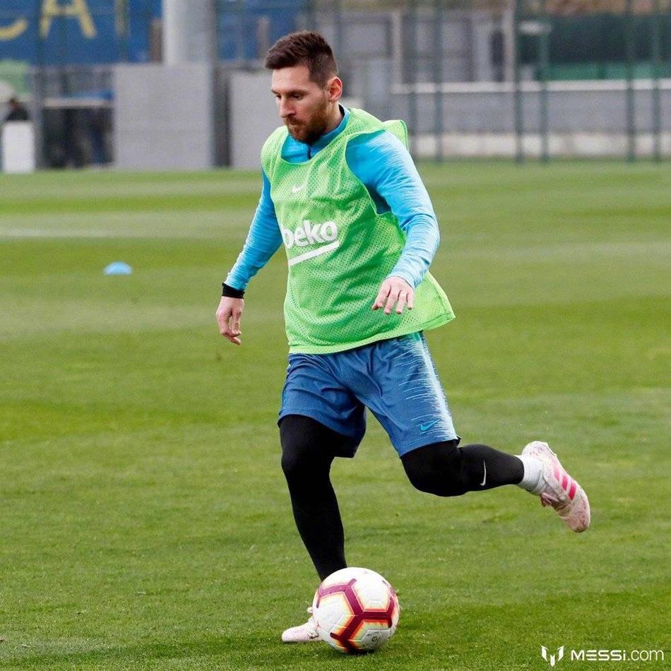 梅西领衔巴萨训练 球鞋颜色太风骚