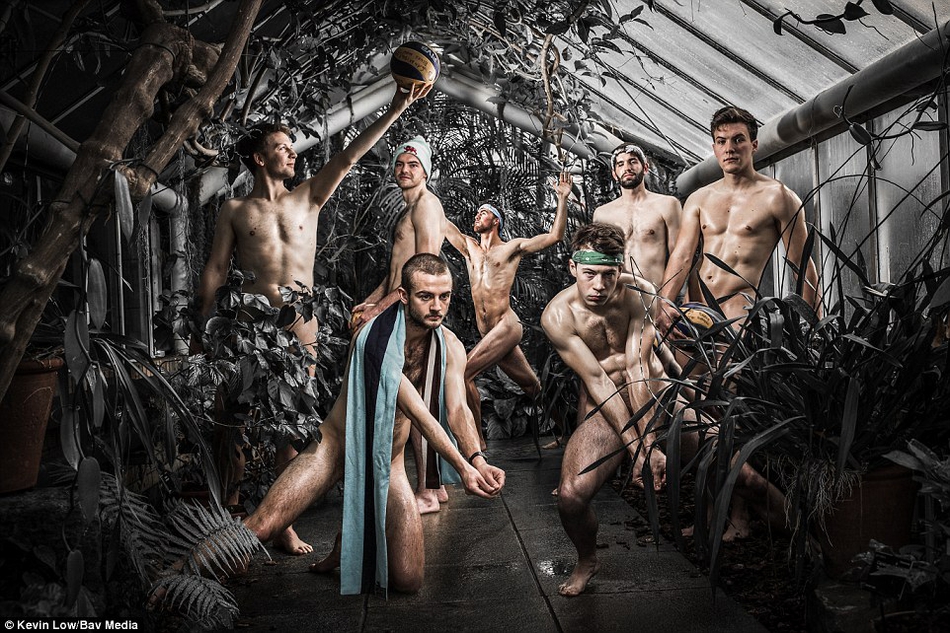 剑桥学生拍全裸日历 足球抢镜