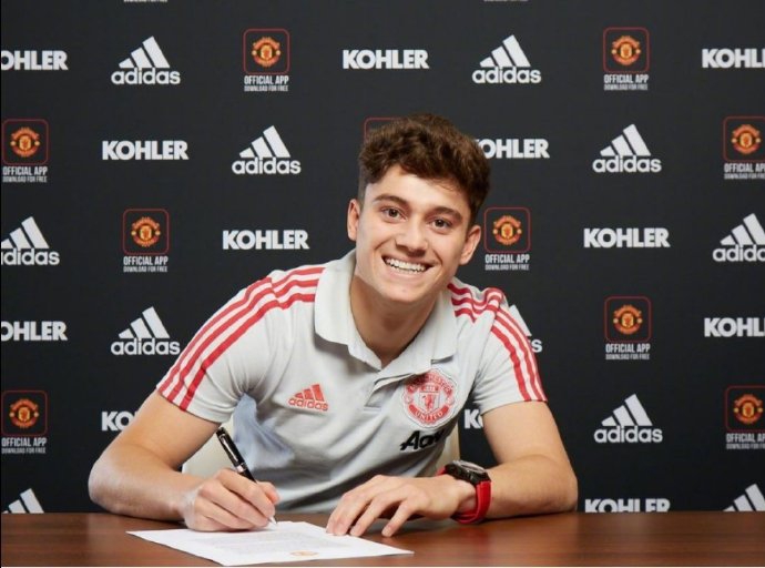 曼联夏窗第一签 小鲜肉笑容真甜