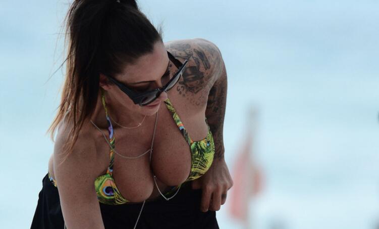 英女星海滩释放傲人身材 自曝密恋兰帕德