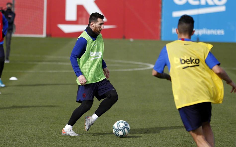 巴萨训练 梅西苏神摆爆笑pose