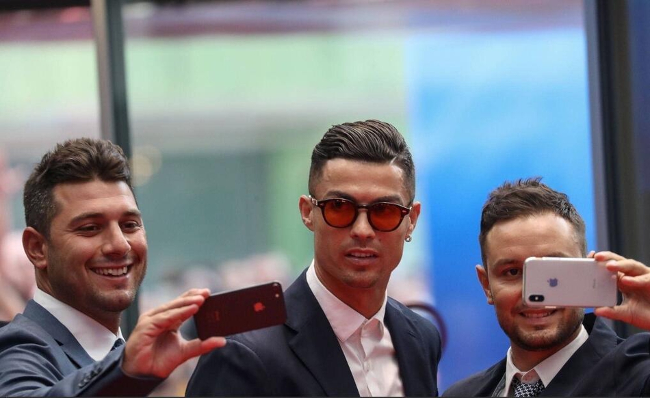 梅西C罗牵手对视 表白：我想你