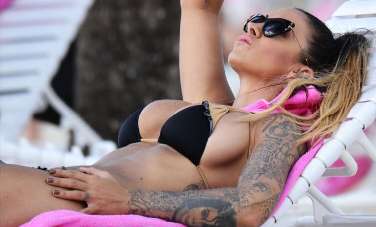 英女星海滩释放傲人身材 自曝密恋兰帕德