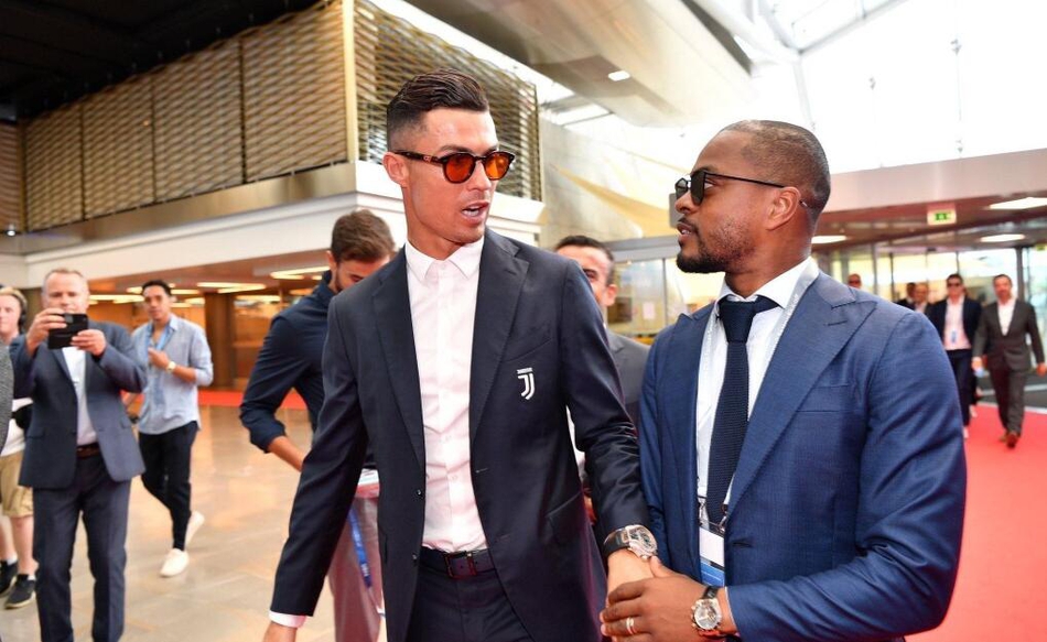 梅西C罗牵手对视 表白：我想你