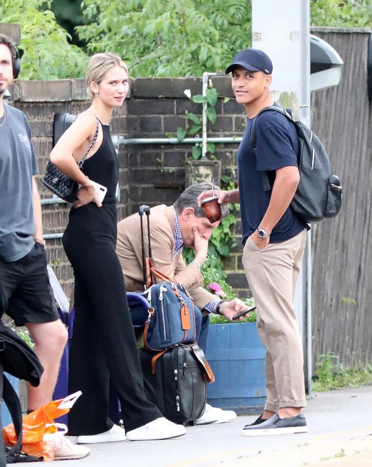 桑切斯新女友意外曝光 肤白貌美