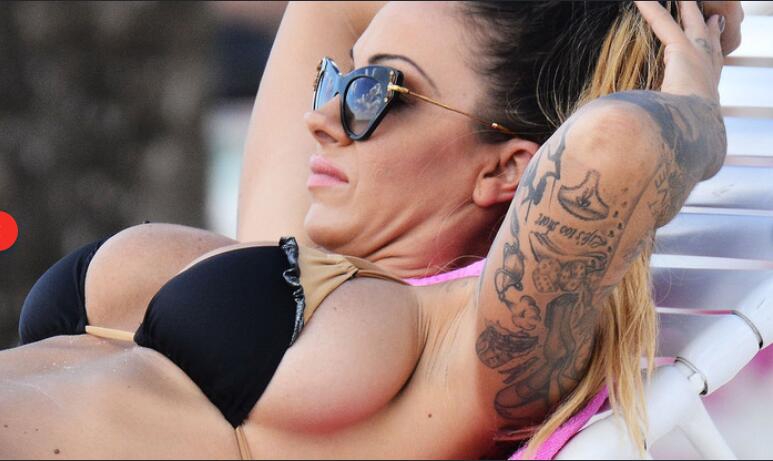 英女星海滩释放傲人身材 自曝密恋兰帕德