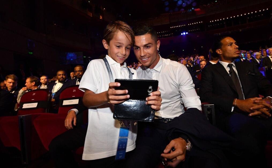 梅西C罗牵手对视 表白：我想你