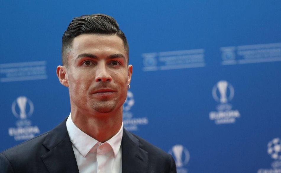 梅西C罗牵手对视 表白：我想你