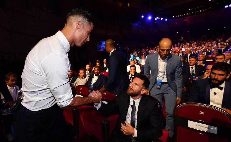 梅西C罗牵手对视 表白：我想你