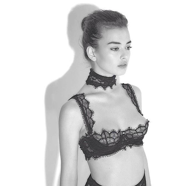 黑丝美腿+香臀 内马尔艳福不浅