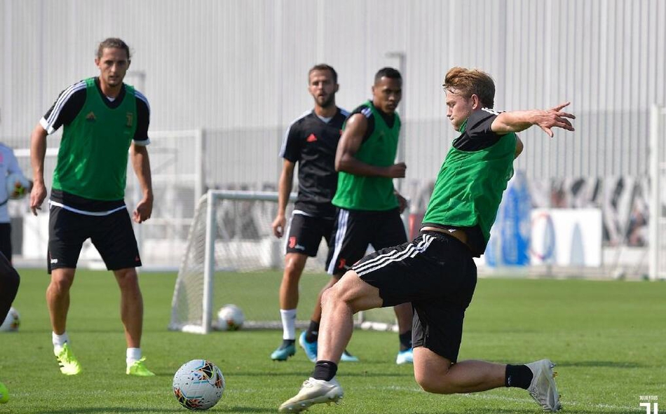 尤文备战揭幕战 C罗青筋暴起