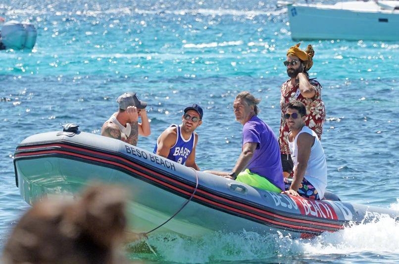 梅西苏神合体度假 携美艳太太团游艇出行