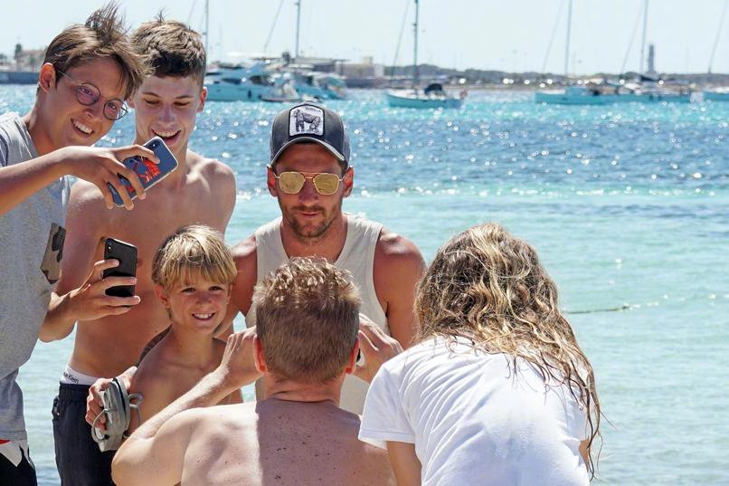 梅西苏神合体度假 携美艳太太团游艇出行