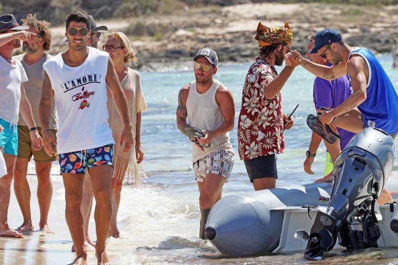 梅西苏神合体度假 携美艳太太团游艇出行