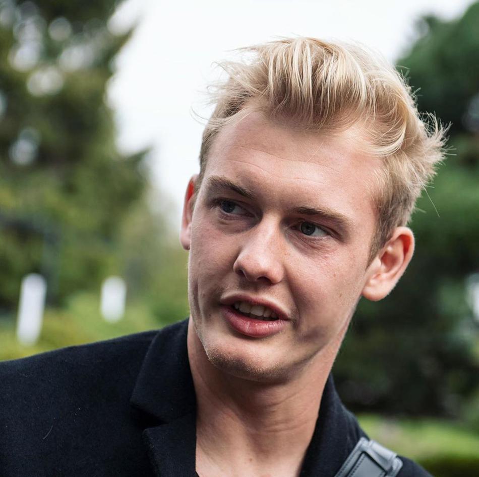 德国大将真帅啊!金发亮眼