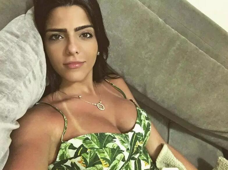 蜂腰美臀！热刺功勋娇妻美翻了