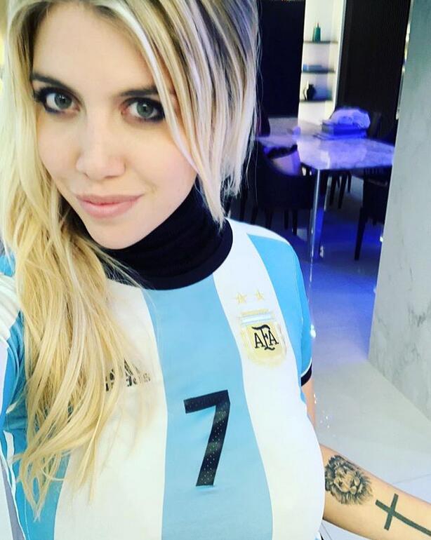 泳装吊带小皮裤 旺达浑圆遮不住