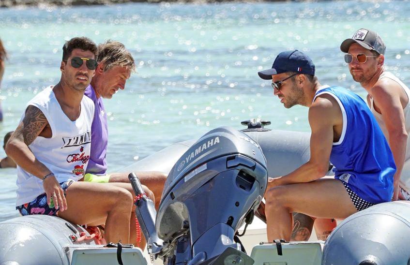 梅西苏神合体度假 携美艳太太团游艇出行