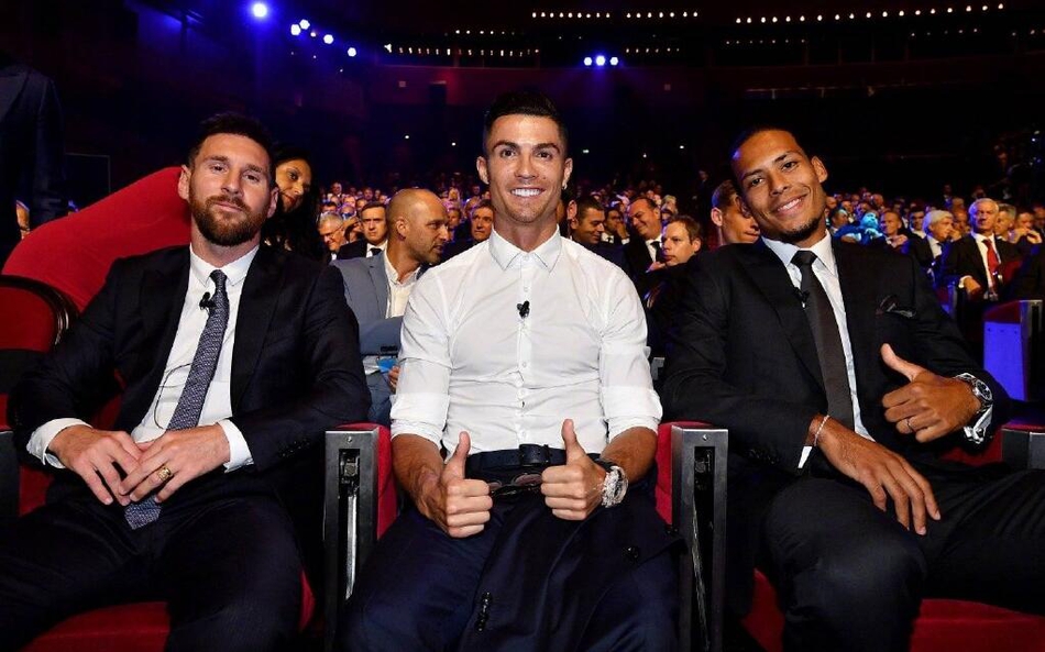 梅西C罗牵手对视 表白：我想你