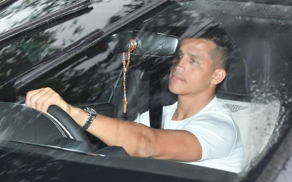 桑切斯回归曼联！一脸严肃在想啥