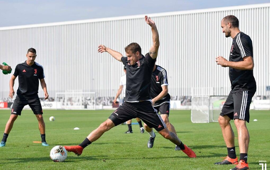 尤文备战揭幕战 C罗青筋暴起