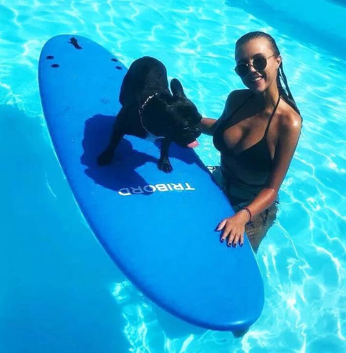 曼联猎物家有仙妻 长腿羡煞人