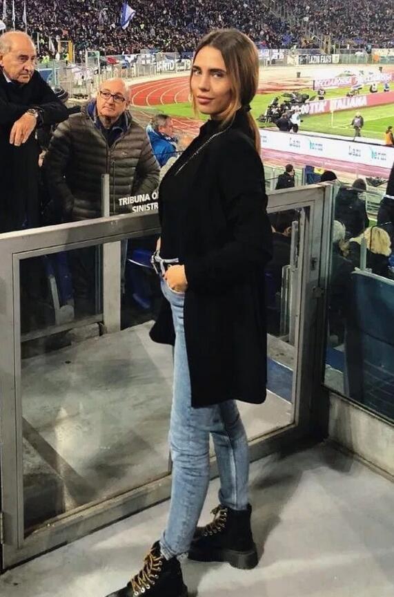 曼联猎物家有仙妻 长腿羡煞人