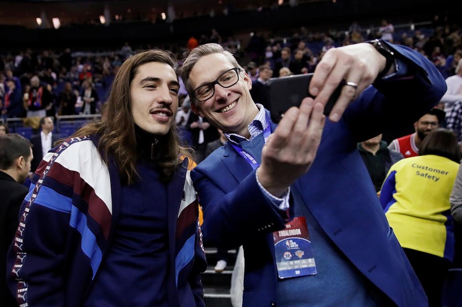 两开花！英超天王扎堆去看NBA