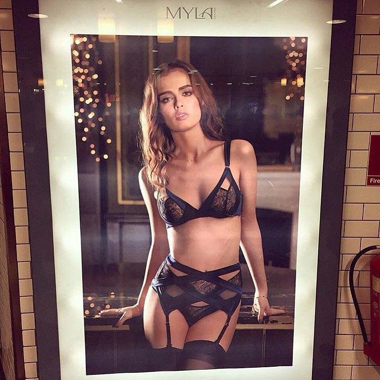 黑丝美腿+香臀 内马尔艳福不浅