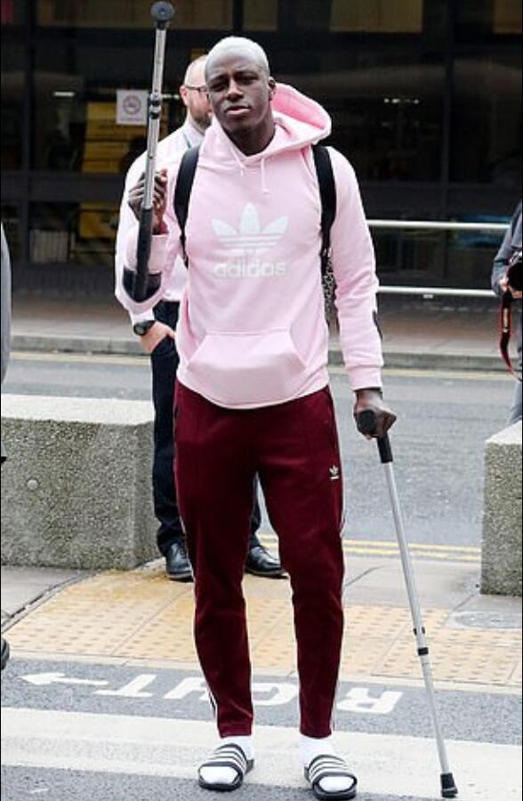 曼城网红名将现身街头 造型太扎眼