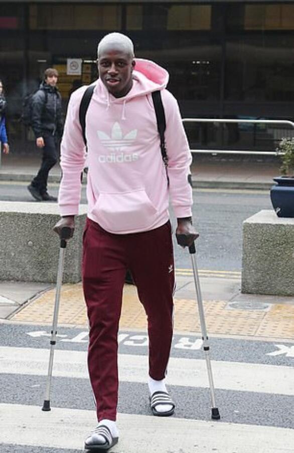 曼城网红名将现身街头 造型太扎眼