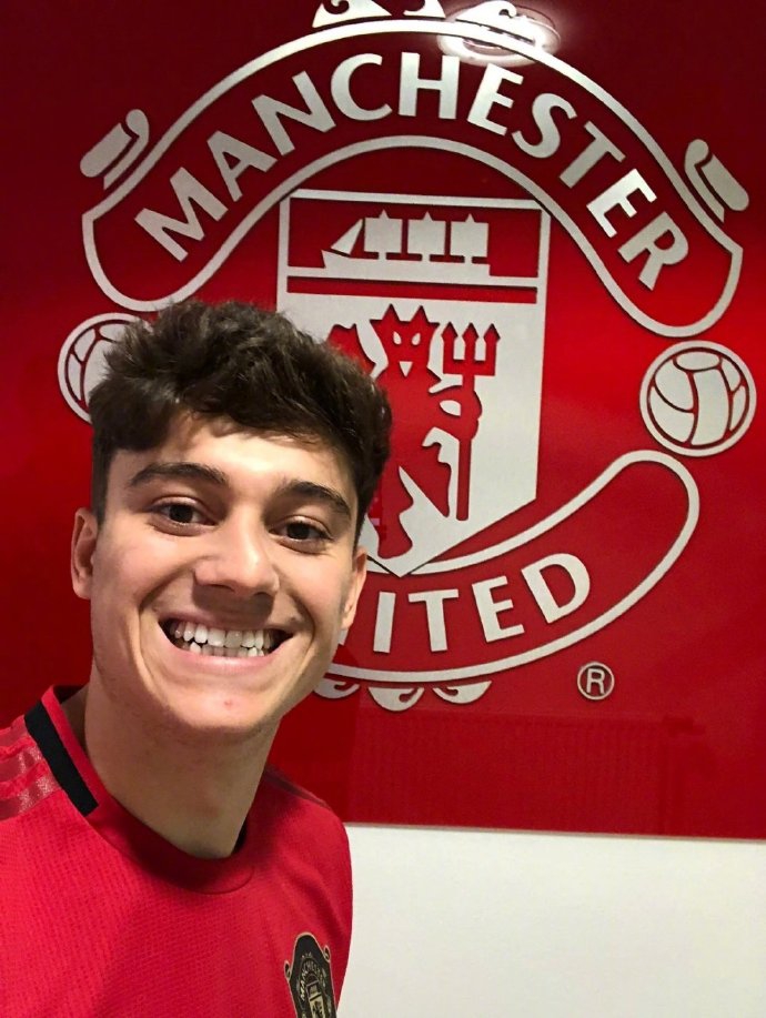 曼联夏窗第一签 小鲜肉笑容真甜