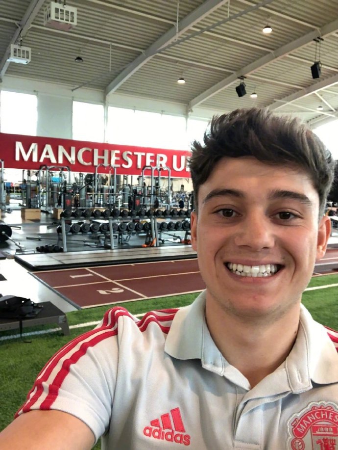 曼联夏窗第一签 小鲜肉笑容真甜