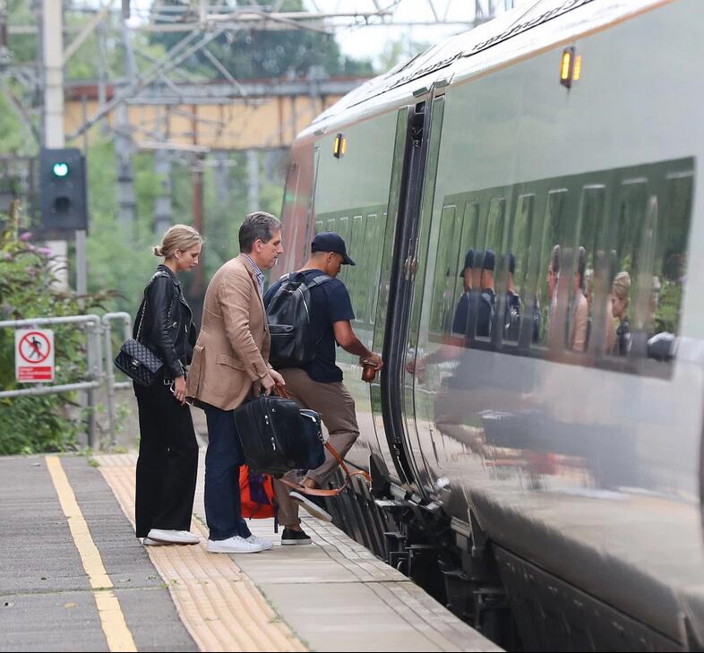 桑切斯新女友意外曝光 肤白貌美