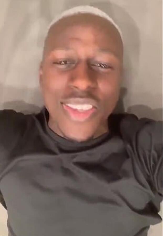 曼城网红名将现身街头 造型太扎眼