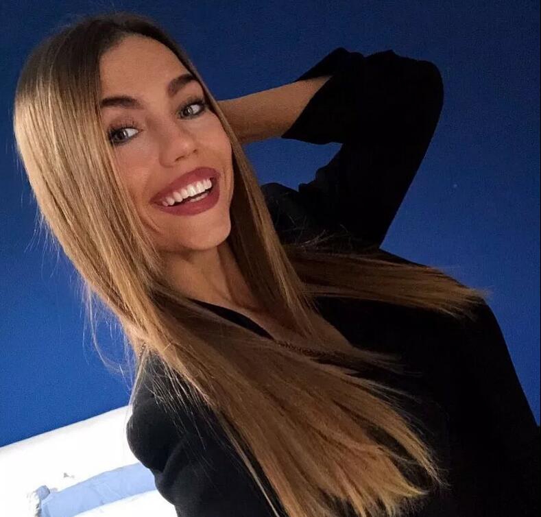 曼联猎物家有仙妻 长腿羡煞人