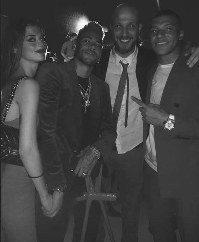 黑丝美腿+香臀 内马尔艳福不浅