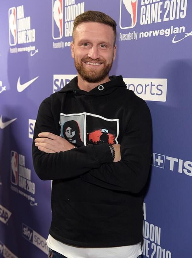 两开花！英超天王扎堆去看NBA