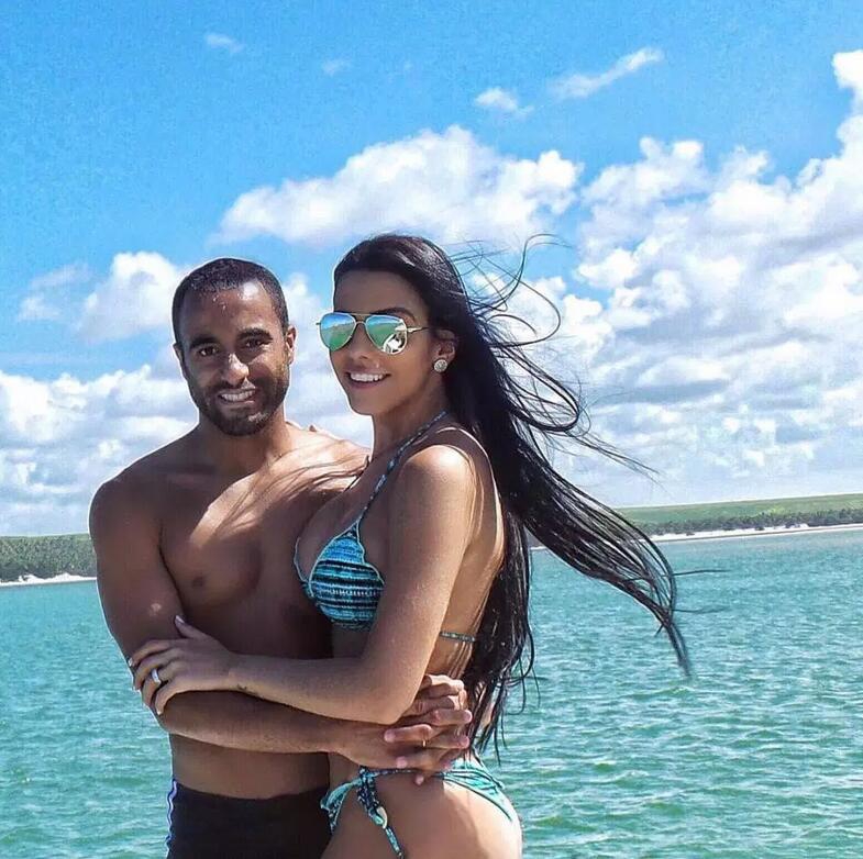 蜂腰美臀！热刺功勋娇妻美翻了