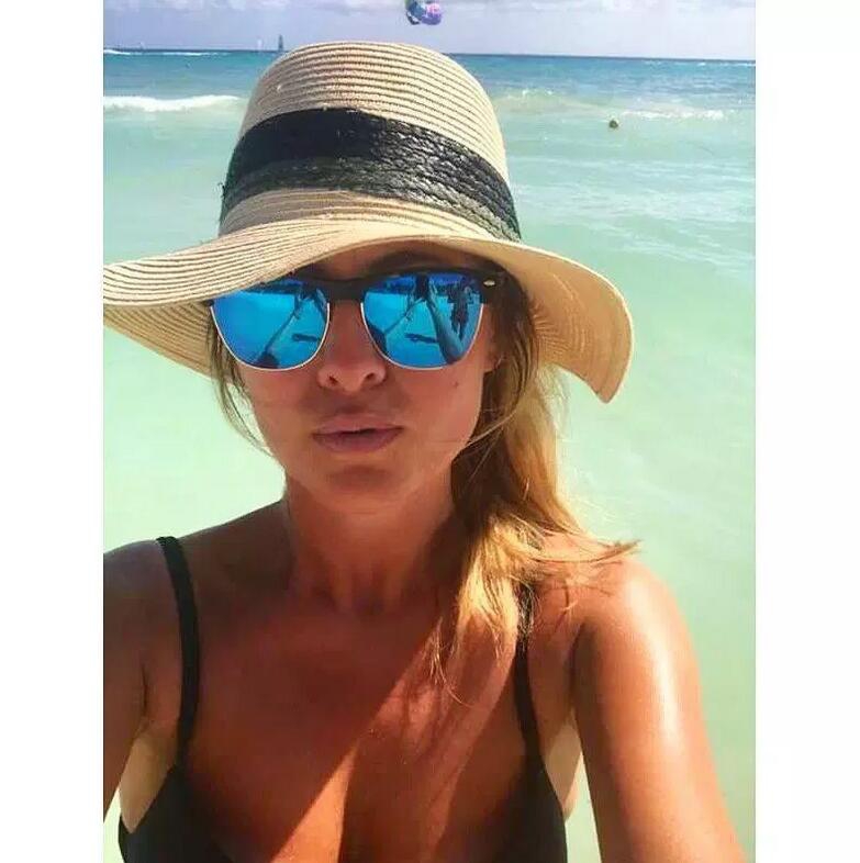 酥胸一抹深沟现 她擦亮米兰神枪